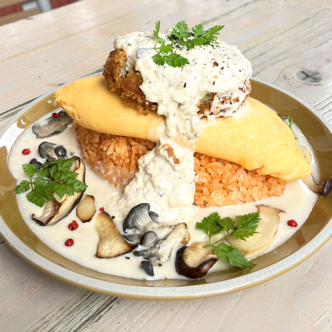 まるごとしいたけカツと村のきのこのオムライス